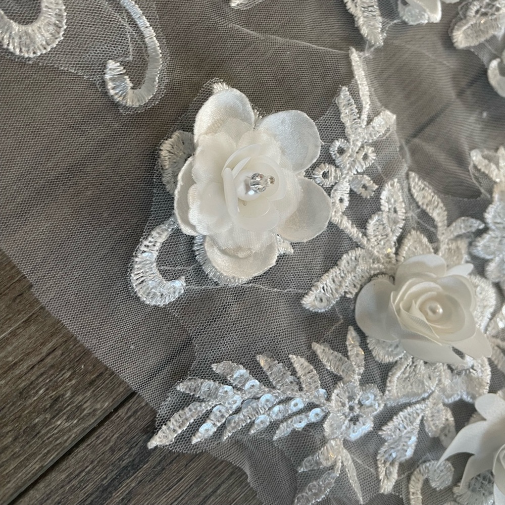 Brand new Wedding Gown! Ivory. Tulle and beaded fabric. Size 4. Lightweight. - Picture 7 of 7